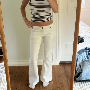Lågmidjade jeans  - Lågmidjade vintage jeans.  Jag på bilden är 170cm.  Midjemåttet: 39cm (rätt över )  Inerbenslängd: 78cm Inga defekter 💕 använd dig utav köp nu🫶