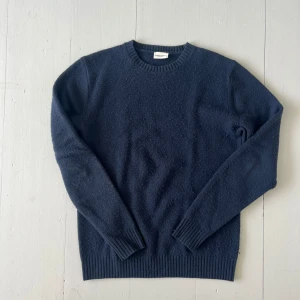 John Henric Kashmir tröja - Säljer nu denna Kashmir blandning från John Henric i storlek s, sparsamt använd.