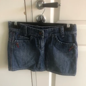 kort jeanskjol - jätte snygg jeanskjol med ascoola fickor och lite rosa detaljer!🌟 kjolen är storlek 152 som är ca xs. använd några få gånger, i jätte bra skick❤️tvättas före den skickas!