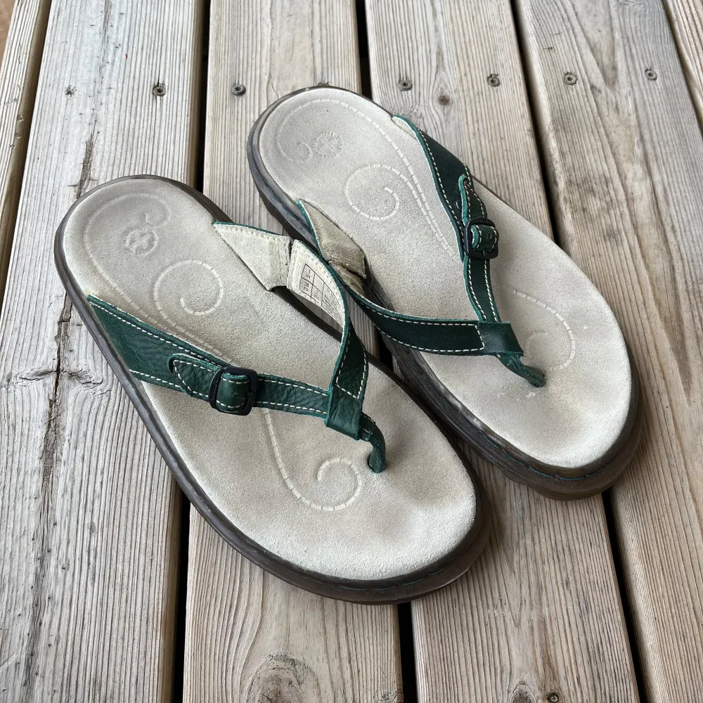 Så coola och unika, Dr Martens Flipflops i grönt läder. Storlek 38.  Jag säljer för tillfället massor, kolla in mina andra annonser också! ☺️. Skor.