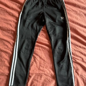 Adidas Byxor - Adidas träningsbyxor, väl använda men i väldigt gott skick. Passformen är sann tills torleken och säljs då dem inge passar mig längre☺️