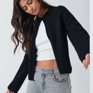 Kofta  - Säljer min kofta från Gina tricot då den inte kommer till användning! Ordinarie pris: 360kr  Lite oversized i storleken.  