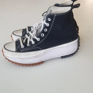 Converse Run Star Hike - Hittade skorna i min brors gamla skosamling.   Ser använda ut, skick 7 av 10 ifall vi inte räknar med sko snörena, vilket jag gärna byter ut ifall du vill.  Nypris ~1200 Kr.  Öppen för förhandling.  Inga returer. Tack i förväg :)  