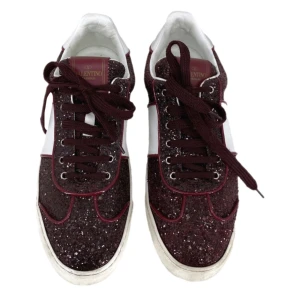 Glittriga valentinoskor - Jag säljer mina vinröda glittriga valentinoskor. Tyvärr är de försmå för mig och därav har jag valt att sälja. Denna modell på valentino sälja inte längre och det finns inte många exemplar med denna färgen! Köptes på vestiaire collectives.