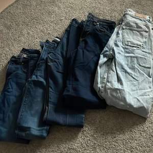 Säljer 5 par jeans i väldigt bra skick  Det är olika märken men allt från Gina tricot, Levis och bikbok 