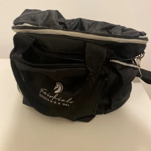 ryktväska - jättebra skick, massa fack vilket är perfekt och funkar jättebra och är super smidigt. köpt för 350 säljes för 150 pris kan diskuteras