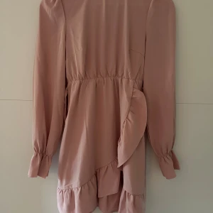 Rosa klänning  - Miniklänning från shein. Bra skick bara använd vid 1 tillfälle. Slutsåld på hemsida 