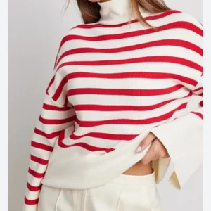 Randig stickad  - Röd och vit- randig tröja från nakd. Fint stickat material. Endast testad när jag fick hem den men har därefter aldrig blivit använd.. 