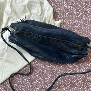 Marimekko ”Karla”. - Tidig modell av Marimekkos Karla i blått. Slitet välanvänt skick.