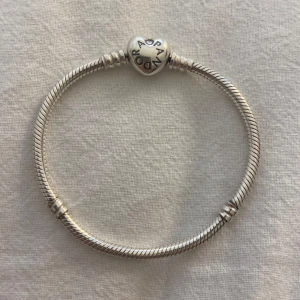 Pandora armband  - Nästan helt nytt Pandora armband. Nästan nästan aldrig använt då jag inte använder silver. Pris kan diskuteras