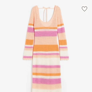 Hm stickad klänning - En jätte söt stickad klänning från hm med knytdetalj på ryggen. Helt slutsåld och köpt för 400kr. Säljer för 250. Använd endast 1 gång!