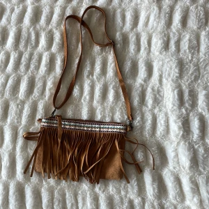 Fransväska i mocka  - Gullig väska med Fransar Äkta läder  En liten ficka på sidan Fint skick 