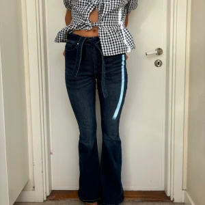 Lågmidjade jeans - Lågmidjade jeans med knytning där uppe💙Jag är 168cm