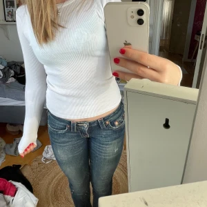 Brandy Melville tröja💞 - Säljer denna brandy melville tröjan. Den är stickad och i super bra skick! Den är fin, basic och går att styla väldigt lätt💗 Skriv gärna vid funderingar💞💞