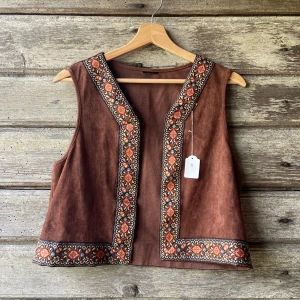 Väst - Jättefin väst men har en miljard västar! Aldrig använt.