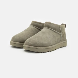 Ultra mini uggs  - Jätte fina ultra mini uggs i färgen Moss grön som är slutsåld överallt! I använt skick men fortfarande väldigt fina utanpå och har mycket kvar att ge💞 tar emot pris förslag