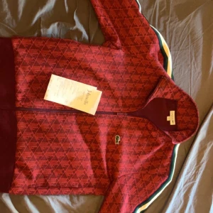 Lacoste sweatshirt - Säljer min unika sweatshirt eftersom den är för liten för mig. Den är använd ett fåtal gånger och känns som ny. 
