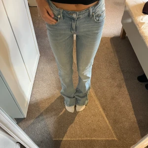 Bootcut jeans - Jättefina ljusblåa lowwaist bootcutjeans från Gina i storlek 152 som jag använt mycket, men säljer då jag tröttnat och köpt nya, lite slitna pga längden💕