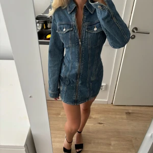 Jeansklänning - Jättefin figursydd jeansklänning från zara. Inga defekter🌸🩷