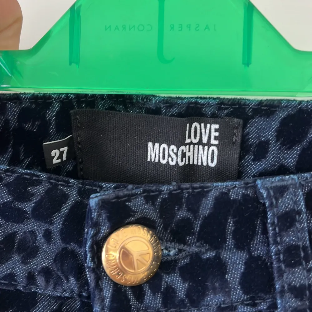 Superfina byxor från Love Moschino. Leopardprint med mjukt mönster på jeansen. Storlek 27. Sparsamt använda och i mycket fint skick!!. Jeans & Byxor.