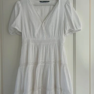 Vit klänning  - Super fin vit sommarklänning från Zara💕