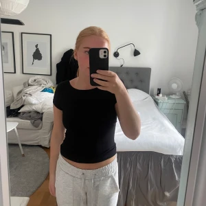 Tröja  - En tröja med öppen rygg som inte kommer till användning💕