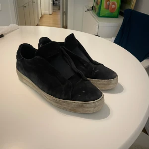 Axel arigato  - Tja! Säljer nu några feta Axel arigatos laceless då dem inte kommer till användning längre. Dem är i helt okej skick men kan bli finare genom en noggrannare tvätt. Storlek 42, kom dm för mer👍