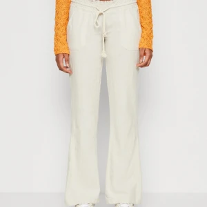 Linnebyxor - Beiga linne byxor från Roxy! Säljes pga använder ej. Strl S, jag är 169 och dom slutar över hälen ❤️