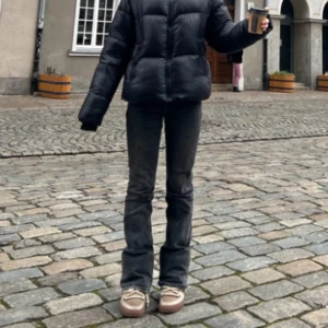 Bootcut Jeans - Säljer dessa fina jeans ifrån gina tricot. (De har vanliga fickor där bak), dessa är mina egna bilder. 