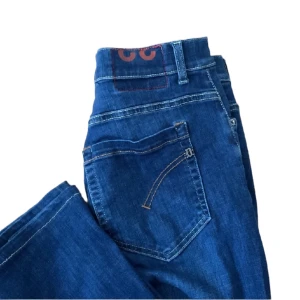 Dondup jeans  - Tjenare, säljer nu dessa dondup jeansen i storlek 32 men tror att de har  blivit uppsydda och passar bra på ngn som är ca 155. Modellen är ca 16o men de är korta på honom. Tveka inte på att höra av er via funderingar. Mvh✝️