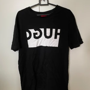 Hugo Boss T-shirt  - Hugo boss T-shirt i storlek M, sparsamt använd och i mycket bra skick!