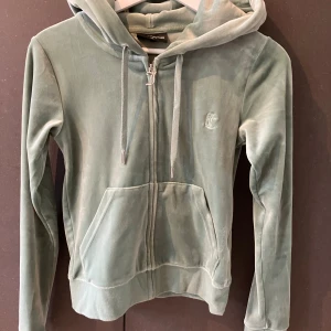 Juicy Couture hoodie - Ljud olivgrön hoodie stl XS i mkt gott skick.