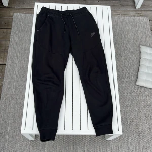 Nike byxor - Säljer nu mina Nike byxor då dom inte kommer till användning skick 9/10