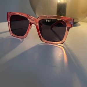 Super fina solglasögon  - Super fina solglasögon i både färgen vit och rosa❤️ Dom vita e ifrån Gina och kostar 50kr🤍 Dom rosa e ifrån glitter och kostar 60kr💗 Båda tillsammans kostar 100kr🤍💗