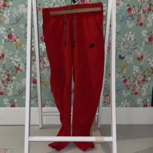 nike tech byxor röda -  Nyskick knappt använda och passar extremt bra till Nike hoodien jag även säljer de hör ihop. Ny pris 1100kr pris kan diskuteras