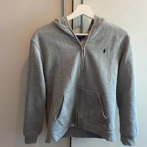 Ralp lauren tröja - Säljer min Ralph lauren tröja för den är för liten nypris runt 1,5 mitt pris 499 knappt använd skick 9/10  Hör av er vid frågor!