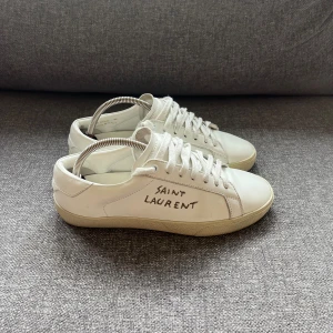 Yves Saint Laurent - Säljer ett par sköna ysl skor i storlek 40/41. Väldigt fint skick, dustbag tillkommer. Hörs i pm 😊