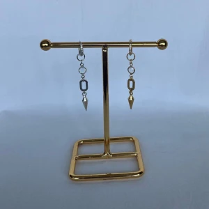 Örhängen  - Finns i guld och silver. Köp för 109kr/st Eller 179kr/ paret. Modell 155 Smyckes ställningen finns även att köpa för 299kr!