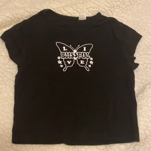 Svart t-shirt - Har köpt den från H&M och har it använd, säljer den för billigare pris.🙌🏻 är som crop top.
