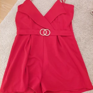 Kort byxdress - Kort byxdress, röd med guöd detalj