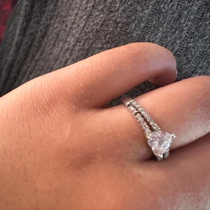 Ring  - En äkta silver ting saknar 2 små diamanter syns inte när du har på dig den endast om du kollar noga.     Skriv om ni har frågor 