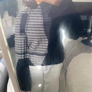 Tröja - Säljer denna jätte fina tjocktröjan från New Yorker, finns i vit med som jag säljer! Använt knappt och priset kan diskuteras!🤍