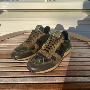 Valentino Rockrunners  - Tja! Jag säljer mina sjukt fina Valentino Rockrunners till mycket bra pris nu pga att dem inte används som jag hade viljat. Skick: 8.7/10, Storlek: 43. Pris: 1899kr. Självklart är dem äkta, hör gärna av dig vid frågor eller funderingar!😊