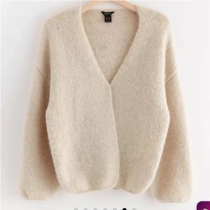 Lindex kofta - Så populär och eftertraktad kofta från Lindex. Storlek M/L, passar mig som har S💞