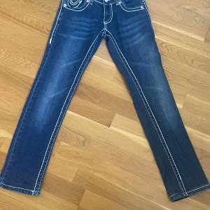 True religon jeans - Jätte fina bootcut true religon jeans i storlek xs. Jätte bra skick. Skriv vid frågor eller för fler bilder🫶