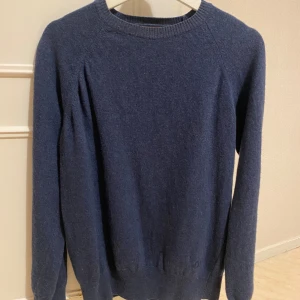 Oscar Jacobsen stickad tröja  - Mycket snygg blå Oscar Jacobsen stickad tröja. Som ny 1299 mitt pris 400, den är i jätte bra skick.