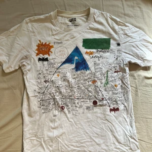 T-shirt med tryck - Supercool vit t-shirt med massor av tryck! Storlek S och har några fläckar som inte är jättetydliga, skickar bild om någon vill💕