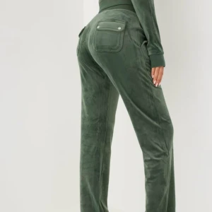 Juicy Couture byxor - Super fina och sköna byxor från Juicy Couture, säljer då de inte kommer till användning längre💗