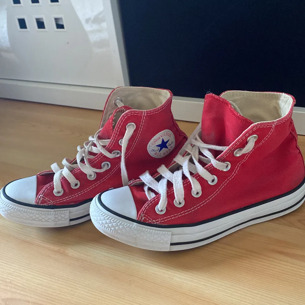 Säljer dessa röda Converse i storleken 36,5🌹🍄.  Säljer även ett par svarta Converse i storlek 36 så kolla in min profil🩷 Hör av er vid intresse och priset är diskuterbart💐🌸. Skor.