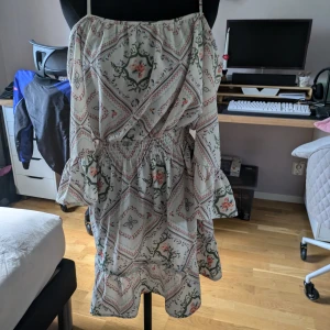 Lång armad klänning - Varan e i bra skick inget täcken på att vara sliten. Har bara använts ett fåtal gånger.🌸